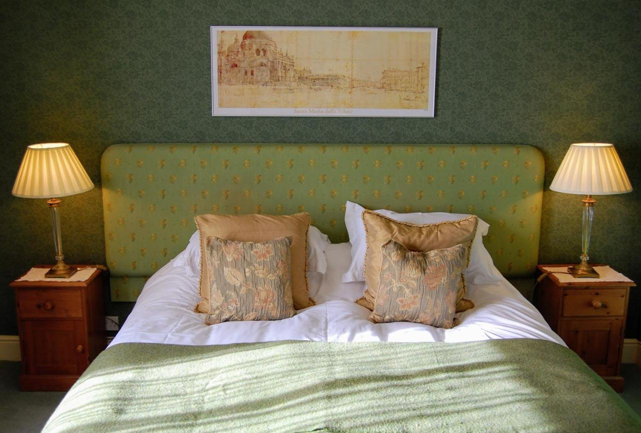 The Old Vicarage Dolfor 5*