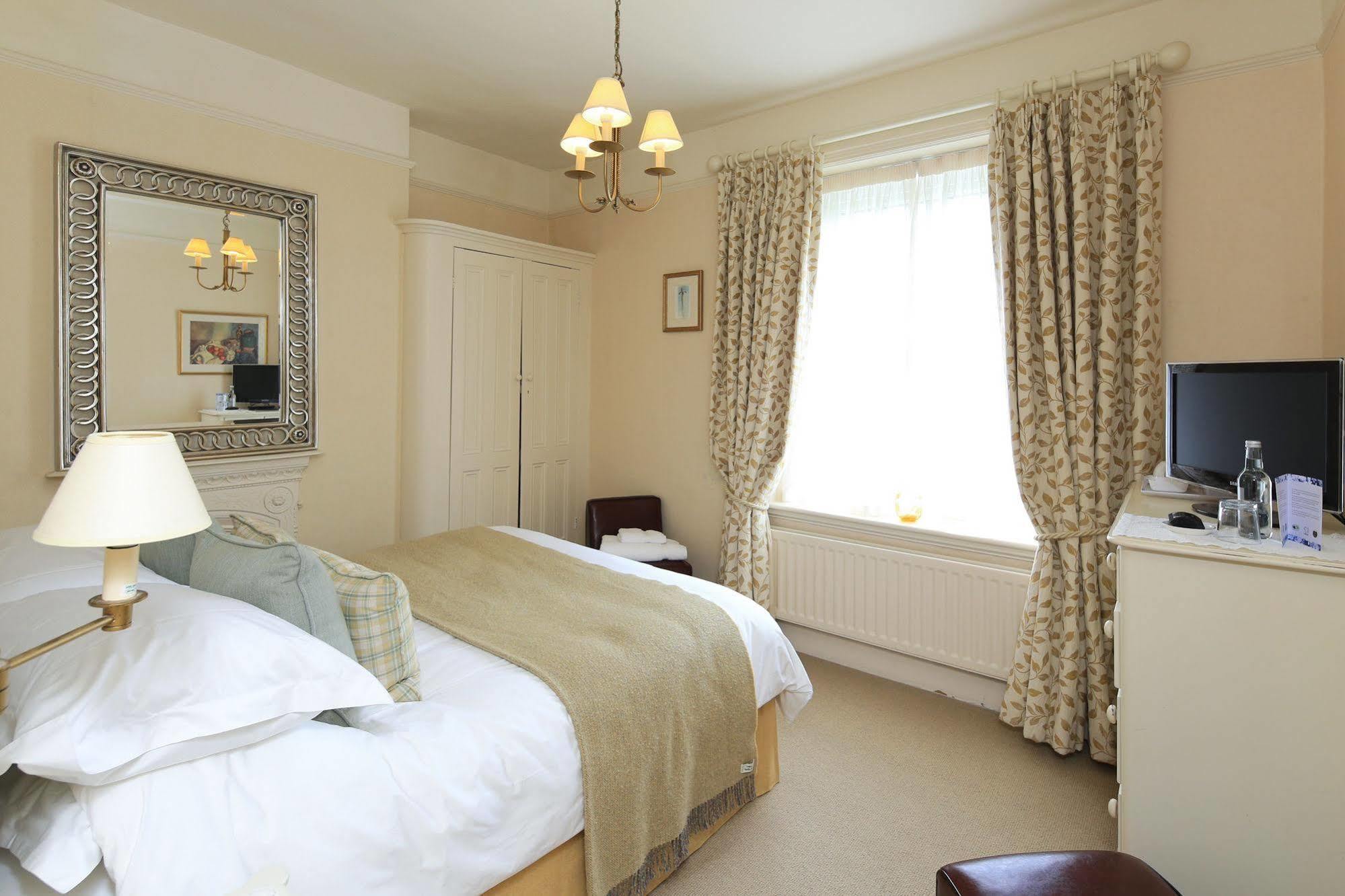 The Old Vicarage Dolfor 5*